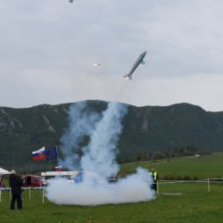  Delfin let pokracuje 